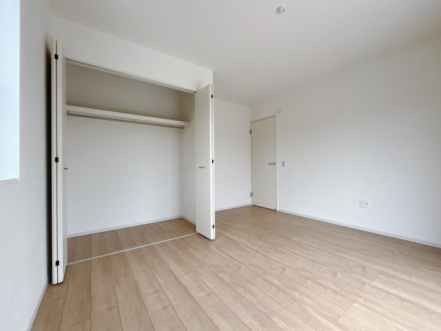 【中古戸建】伊勢崎市宮子町の洋室|■1階洋室｜お子様の一人部屋にピッタリな洋室。木のぬくもりを感じるフローリングは、天然木の味わいが時とともに深みを増していきます。また、傷にも強く、フリーワックスでお手入れもラクラクです♪