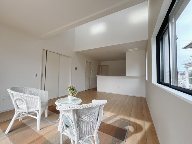 【新築戸建】伊勢崎市宮子町の居間・リビング|■リビング｜家族でゆったりくつろげる、居心地の良いリビング♪賃貸と違って、テレビや音楽の音を気にしなくて良いことが嬉しいですね(*＾＾*)