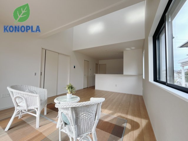 【新築戸建】伊勢崎市宮子町の居間・リビング|■リビング｜家族でゆったりくつろげる、居心地の良いリビング♪賃貸と違って、テレビや音楽の音を気にしなくて良いことが嬉しいですね(*＾＾*)