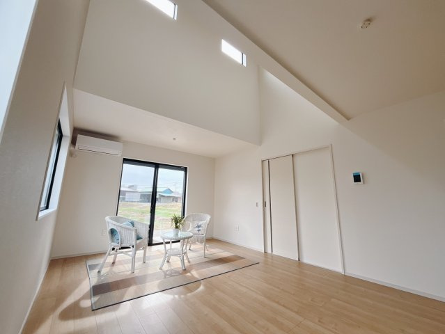 【新築戸建】伊勢崎市宮子町の居間・リビング|■リビング｜陽当たり良好のリビングダイニング♪賃貸では叶わなかった、お友達とのホームパーティや大音量で映画やテレビを楽しむことができます(*^^*)