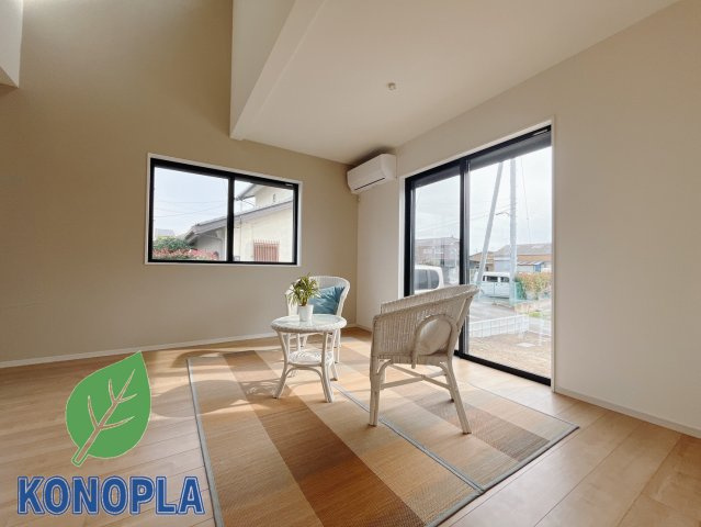 【新築戸建】伊勢崎市宮子町の居間・リビング|■リビング｜窓から射し込む陽射しが縦横に広がり、あたたかな空間が形づくられています。ここはご家族の笑顔集まる憩いの空間です( ＾＾ )