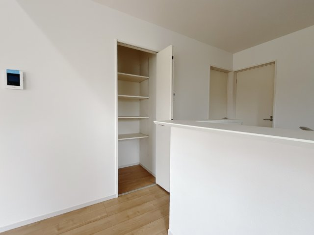 【新築戸建】伊勢崎市宮子町の収納|■キッチン横パントリー｜キッチン横にはパントリーをご用意しております♪しっかり収納でもできますので安心です☆