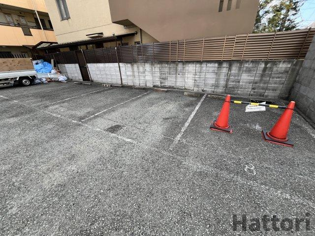 メゾンクレストの駐車場