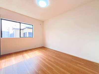 【洋室】 | 川口市南鳩ヶ谷2丁目リノベ戸建 | 二階南東側洋室。フロアタイル上張りです。