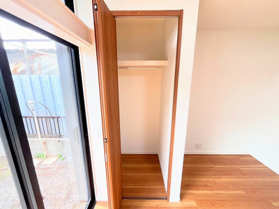 【収納】 | 川口市南鳩ヶ谷2丁目リノベ戸建 | リビングにあるクローゼットです。