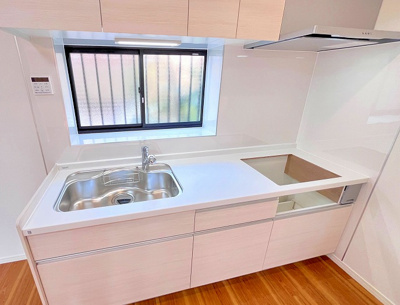 【キッチン】 | 川口市南鳩ヶ谷2丁目リノベ戸建 | コンパクトなキッチンで掃除もラクラク。新品交換済み。