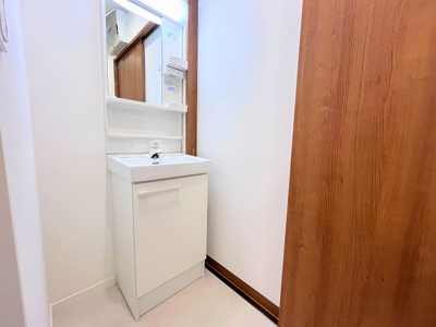 【独立洗面台】 | 川口市南鳩ヶ谷2丁目リノベ戸建 | 朝の支度にも助かる、独立の洗髪洗面化粧台。新品交換済み。
