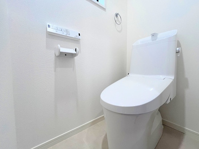 【トイレ】 | 川口市南鳩ヶ谷2丁目リノベ戸建 | 清潔感のあるトイレです。新品交換済み。