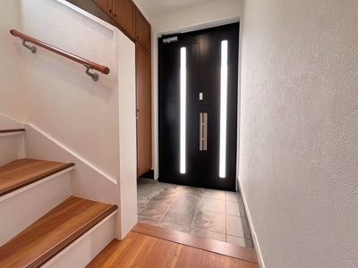 【玄関】 | 川口市南鳩ヶ谷2丁目リノベ戸建 | シンプルで使いやすい玄関です