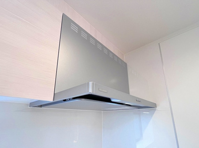 【キッチン】 | 川口市南鳩ヶ谷2丁目リノベ戸建 | フラットスリムのレンジフードを採用したキッチンです。