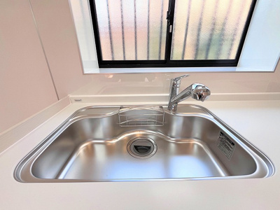 【キッチン】 | 川口市南鳩ヶ谷2丁目リノベ戸建 | ゆとりのある広さのキッチンです。