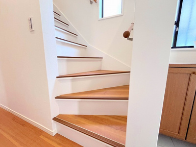 【その他】 | 川口市南鳩ヶ谷2丁目リノベ戸建 | フロアタイル張りの階段です。