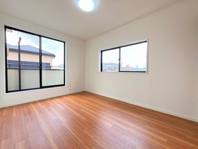 【洋室】 | 川口市南鳩ヶ谷2丁目リノベ戸建 | 二階南側洋室です。日当たり良好。