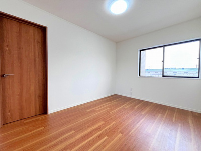 【洋室】 | 川口市南鳩ヶ谷2丁目リノベ戸建 | 二階北西洋室。フロアタイルを上張りしております。