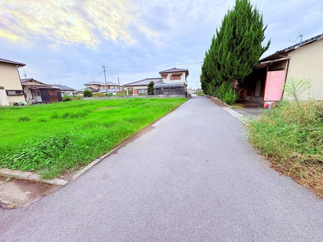 売地)八女市蒲原1945番11の前面道路含む現地写真
