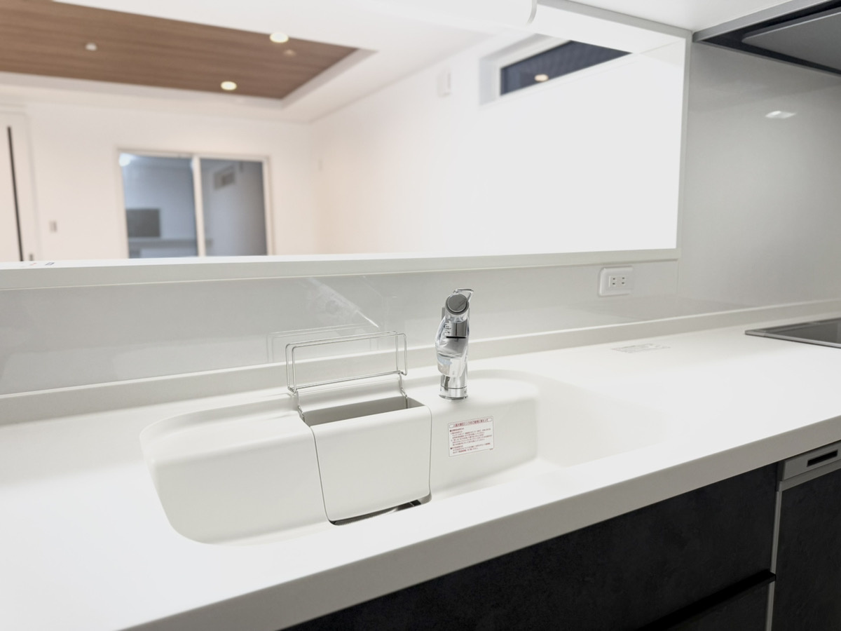 新築戸建　大東市三箇1丁目のキッチン|手元を隠せる立ち上がりカウンターで、生活感を抑えた上質な印象に。