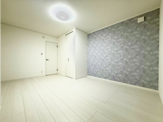 新築戸建　大東市三箇1丁目の洋室|「落ち着きと上質感のあるプライベート空間」
グレーのアクセントクロスが映える主寝室。
家具や照明が映える大人モダンな雰囲気で、在宅ワークや趣味部屋にも最適。
静かで心地よい時間を過ごせます。