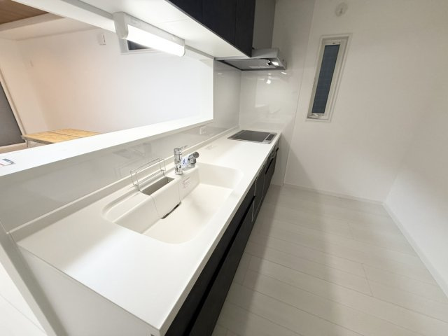 新築戸建　大東市三箇1丁目のキッチン|モノトーンでまとめたスタイリッシュなキッチンは、
カウンター越しにリビングを見渡せるため、
「ママ、見てー！」というお子様の声にもすぐに応えられます。
