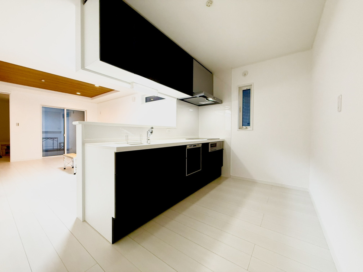 新築戸建　大東市三箇1丁目のキッチン|「家族を見守れるママの特等席」
リビング全体を見渡せる対面キッチンで、お料理をしながら会話も楽しめます。
手元を隠せるカウンター仕様で、生活感を感じさせないスッキリ空間。