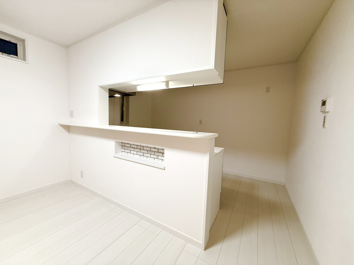 新築戸建　大東市三箇1丁目のキッチン|おしゃれなカウンターキッチン×レンガ調ニッチ