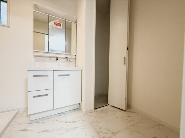 新築戸建　大東市三箇1丁目の脱衣所|収納付きの洗面台は、タオルや日用品をすっきりと整理できます。
朝の忙しい時間も慌てずに済む、ストレスフリーな空間です。