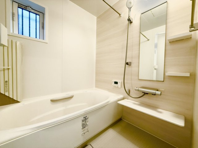 新築戸建　大東市三箇1丁目の浴室|「1日の疲れを癒すバスタイム」
明るく清潔感のある浴室は、木目調の壁でリラックスムード満点。
追い焚き・浴室乾燥機付きで、快適さと機能性を両立。
まるでホテルのようなバスタイムを日常に。