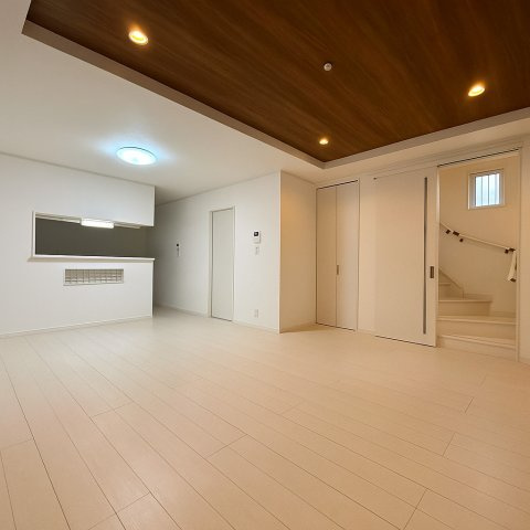 新築戸建　大東市三箇1丁目|家族の笑顔が集まる、光あふれる19帖リビング
白を基調とした明るいLDKは、自然光がやさしく入り込む心地よい空間。
木目天井とダウンライトが、昼はナチュラルに、夜はホテルのような雰囲気を演出t
