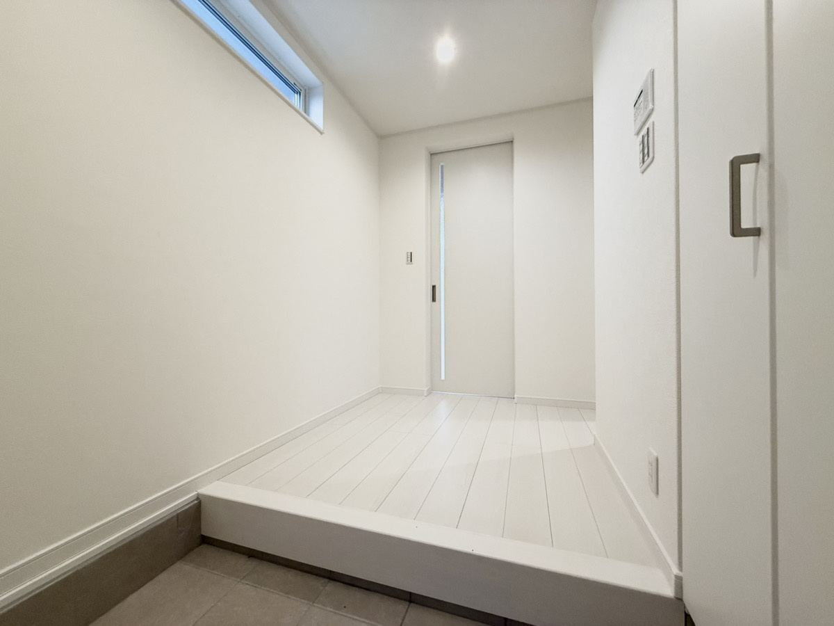 新築戸建　大東市三箇1丁目の玄関|ただいま！を迎える明るい玄関