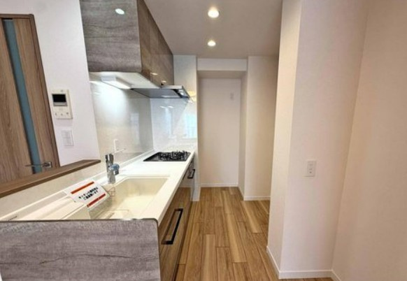 【中古マンション】鶴ヶ島駅通りダイカンプラザのキッチン|ワークトップも広々した使い勝手の良いシステムキッチンです！