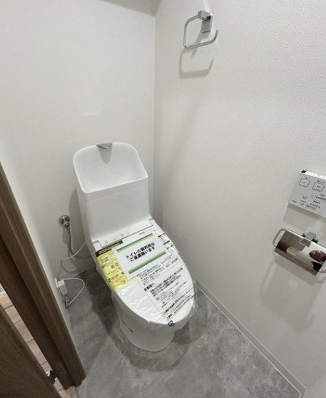 【中古マンション】鶴ヶ島駅通りダイカンプラザのトイレ|TOTO製ウォシュレット一体型トイレ(新品)