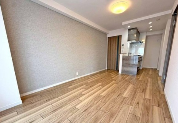 【中古マンション】鶴ヶ島駅通りダイカンプラザの居間・リビング|11.1帖の明るいLDKです！