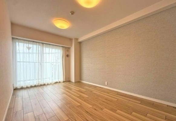 【中古マンション】鶴ヶ島駅通りダイカンプラザの居間・リビング|窓も大きく採光・採風しっかりとれています！