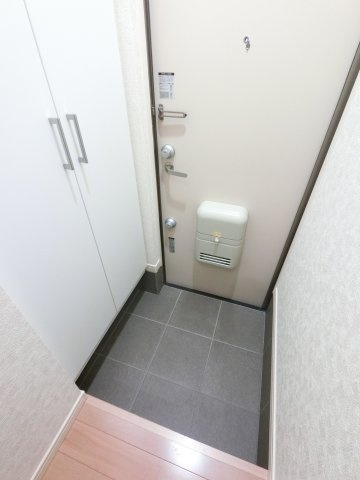 ナリトモ宮崎Bの玄関