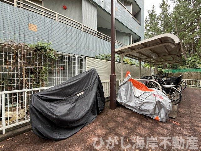 サンビーチ平塚2号棟の駐車場|敷地内バイク置場