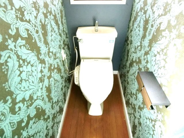 春日町4丁目戸建のトイレ