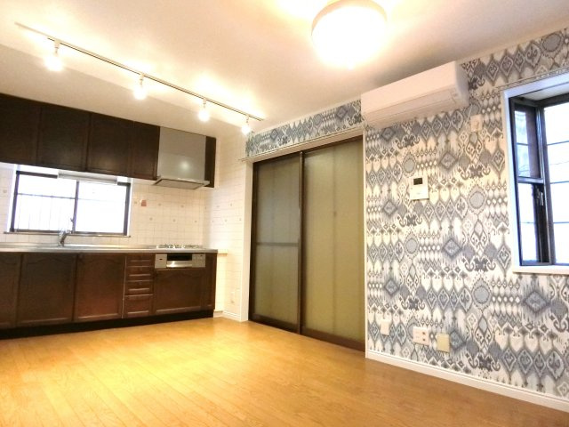 春日町4丁目戸建の居間・リビング