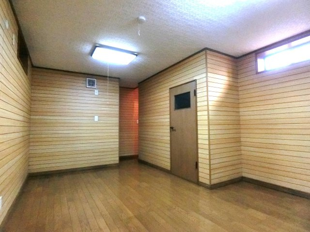 春日町4丁目戸建の居間・リビング