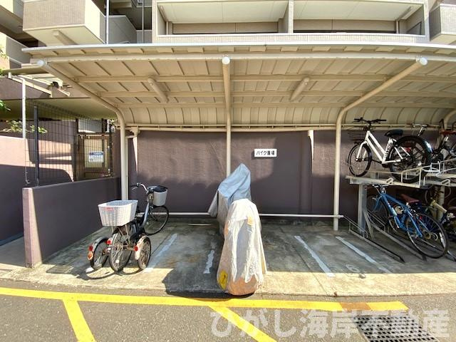 ライオンズマンション茅ヶ崎グランコーストの駐車場|敷地内バイク置場