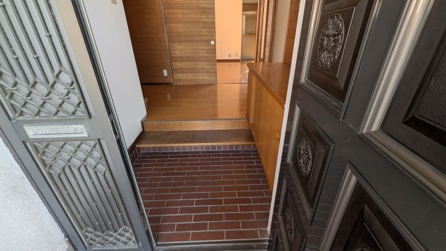 春日井市細木町貸家の玄関