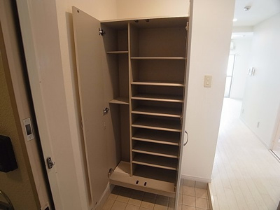 【玄関】 | プラーフ羽坂 | 鏡付きのシューズボックス