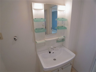 【洗面所】 | プラーフ羽坂 | 脱衣所にシャンプードレッサーと室内洗濯機置場