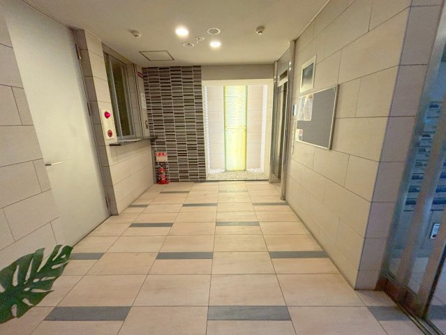 ルーエ江坂のロビー