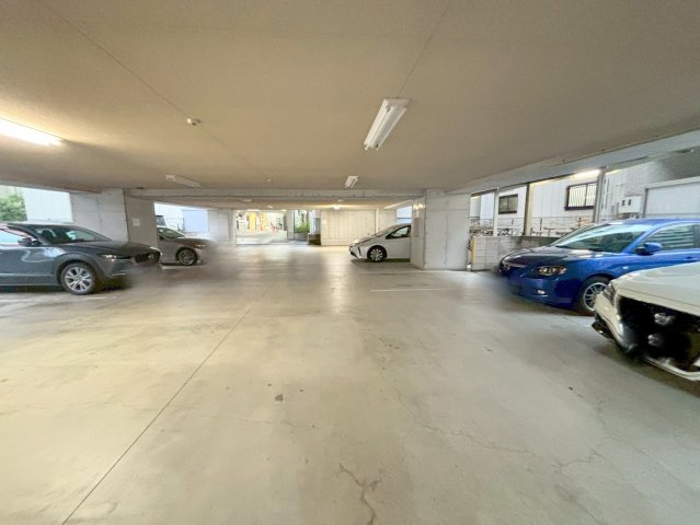 ルーエ江坂の駐車場