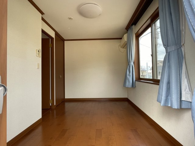 三次市畠敷町　一戸建ての洋室|バルコニーに面していて明るいお部屋です