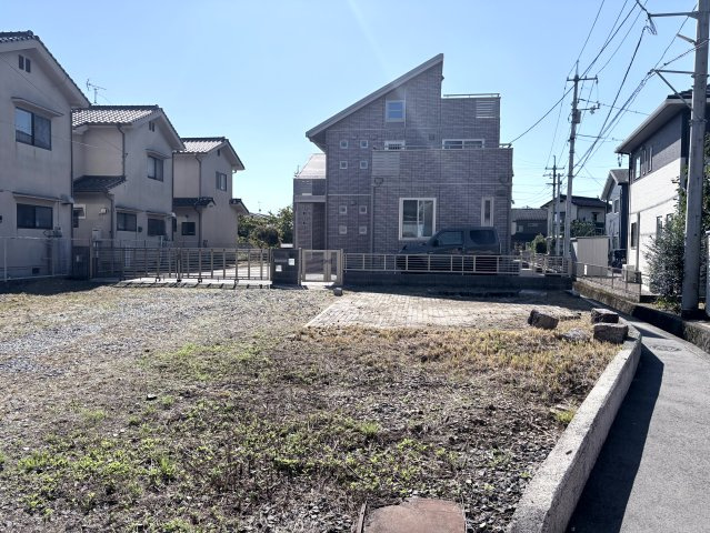 三次市畠敷町　一戸建ての駐車場|販売の対象は、更地部分と建物部分を合わせた広い敷地の不動産です。車も10台以上駐車可能です！！