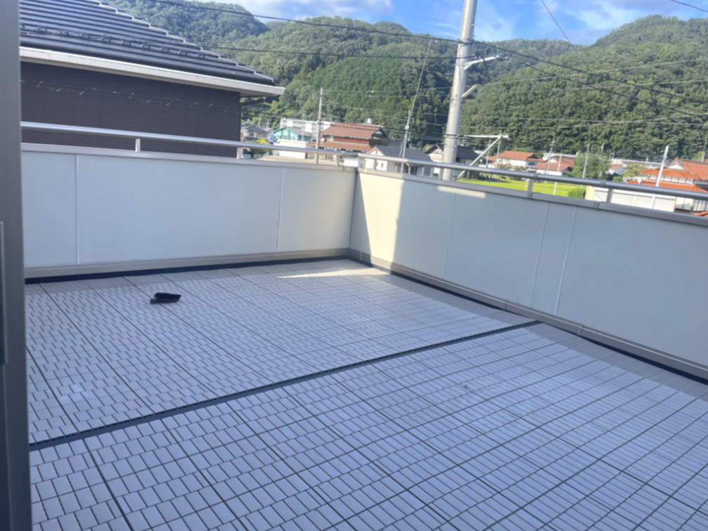 三次市畠敷町　一戸建てのバルコニー|北東向きのバルコニーです。開放感と独立性を高めるバルコニーは2階に2箇所、3階に1箇所あります。