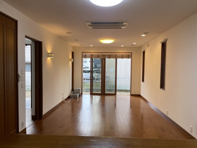三次市畠敷町　一戸建ての居間・リビング|キッチンからリビング全体が見れます
