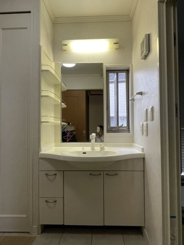三次市畠敷町　一戸建ての独立洗面台|収納が充実しています