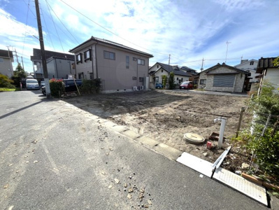 【前面道路含む現地写真】 | 【新町第4期　現地外観】
※令和7年11月時点