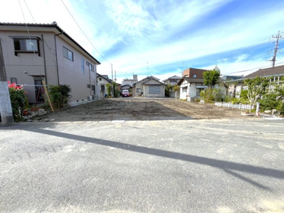【前面道路含む現地写真】 | 【新町第4期　現地外観】
※令和7年11月時点